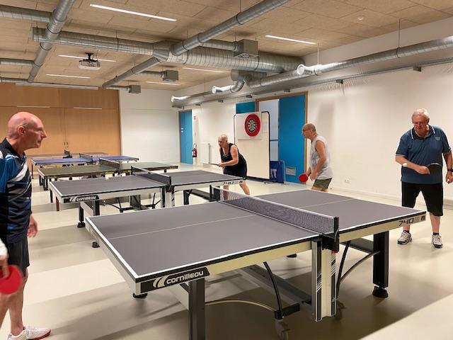 Jan en Paul in Ping Pong club Den Abeel
