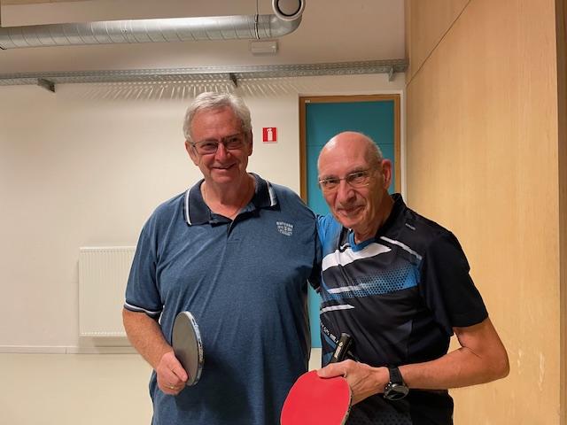 Jan en Paul in Ping Pong club Den Abeel